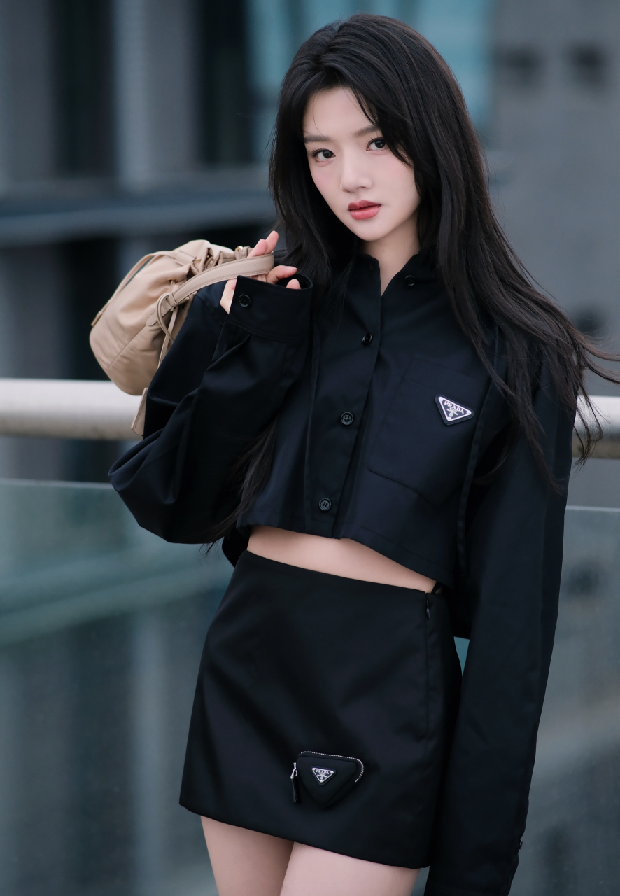 任敏真好看,一身黑色穿搭,时尚靓丽,又美又酷!