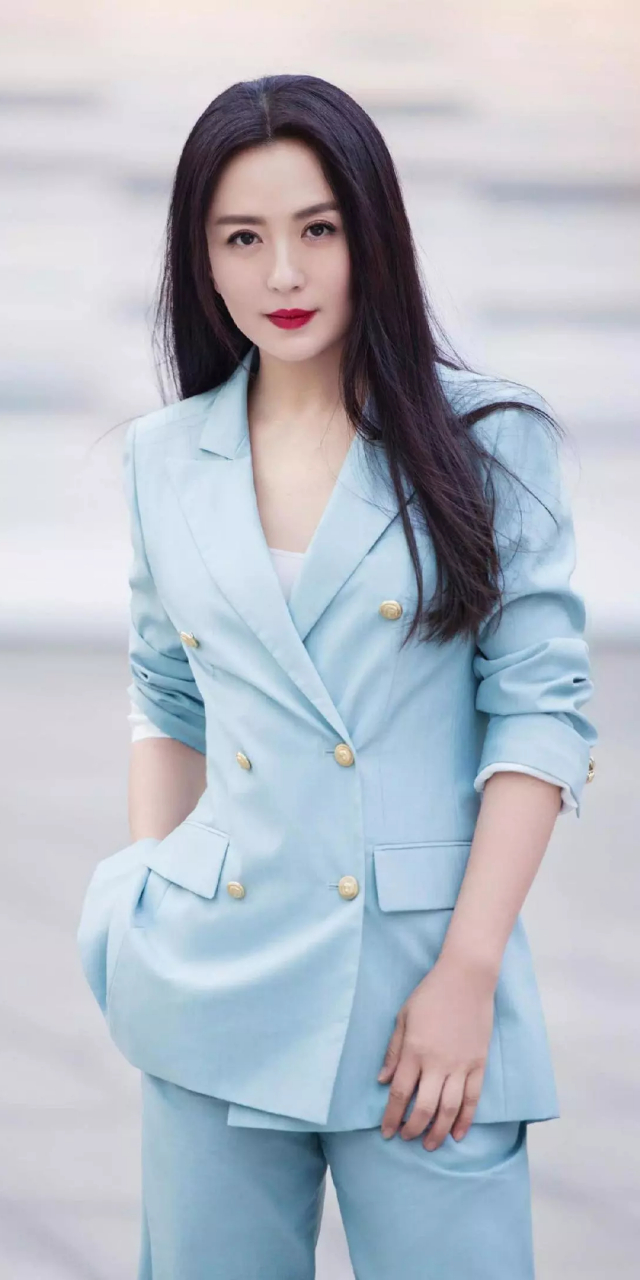 端庄美丽的杨童舒,优雅美照令人百看不厌,魅力无限!