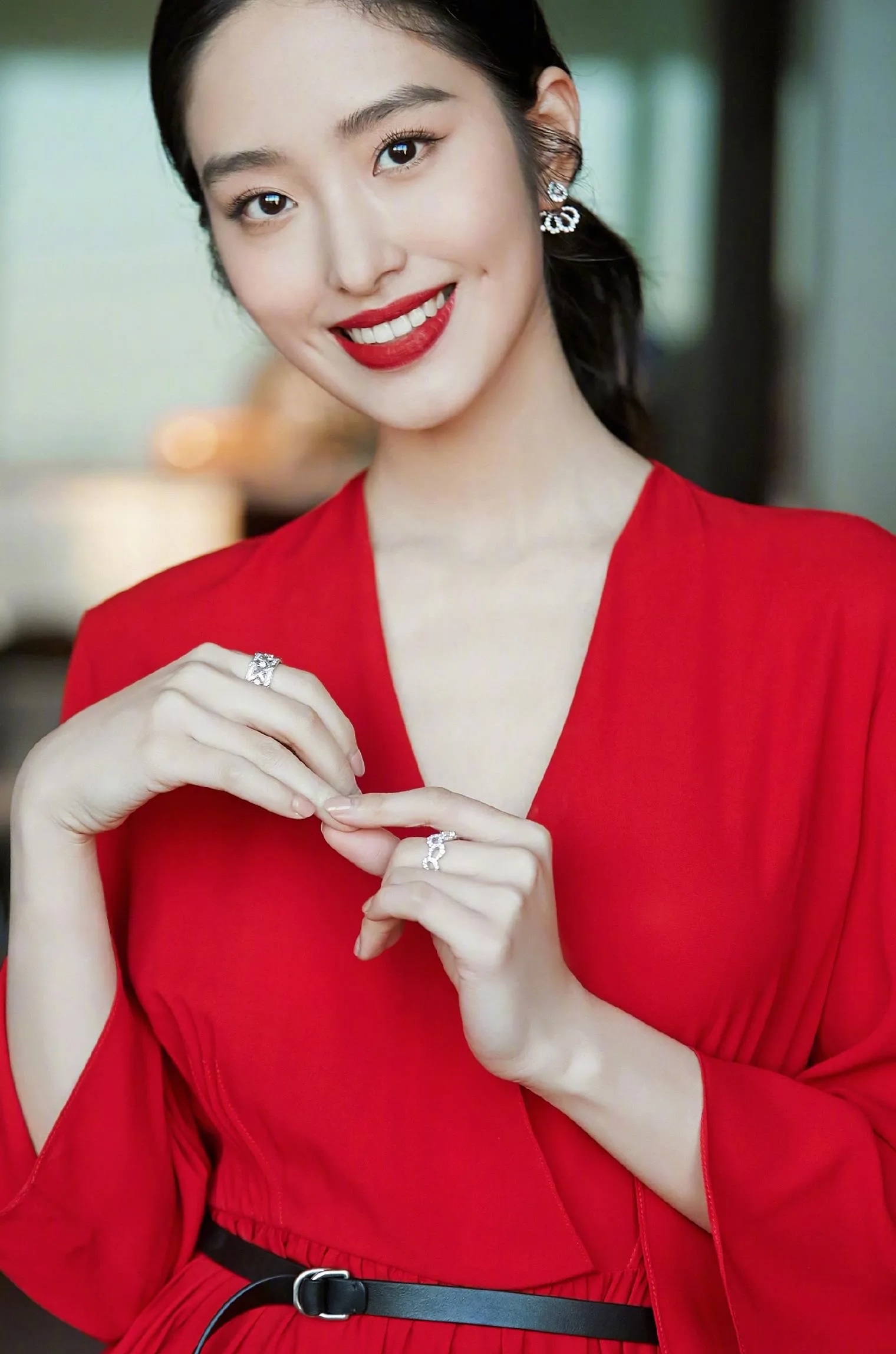 杨采钰的酒窝为她的美丽增色不少也成为了她个人魅力的一部分让