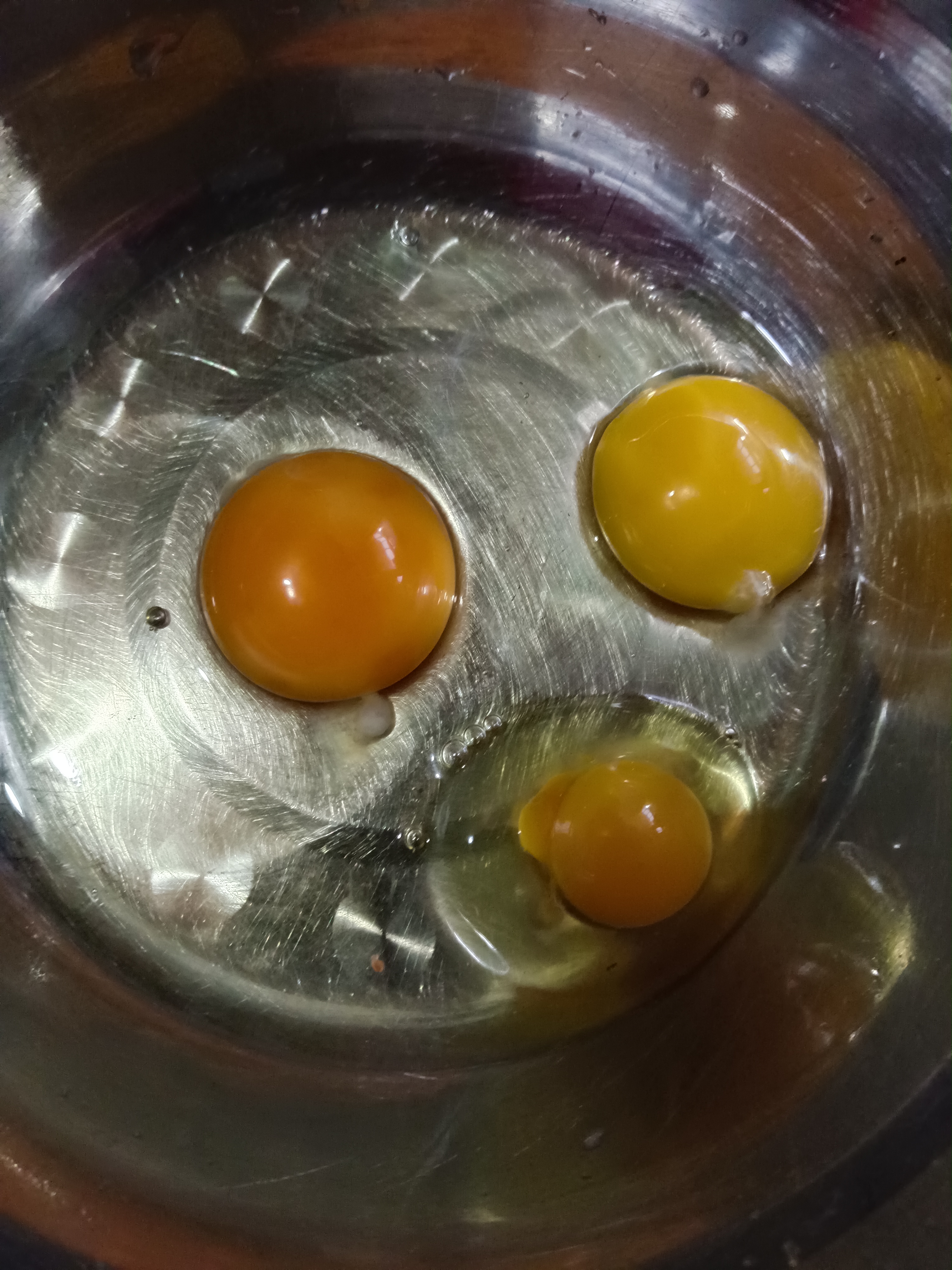 买的鸡蛋黄是红色的而家里的鸡下的蛋是黄色的感觉那红色不太正常