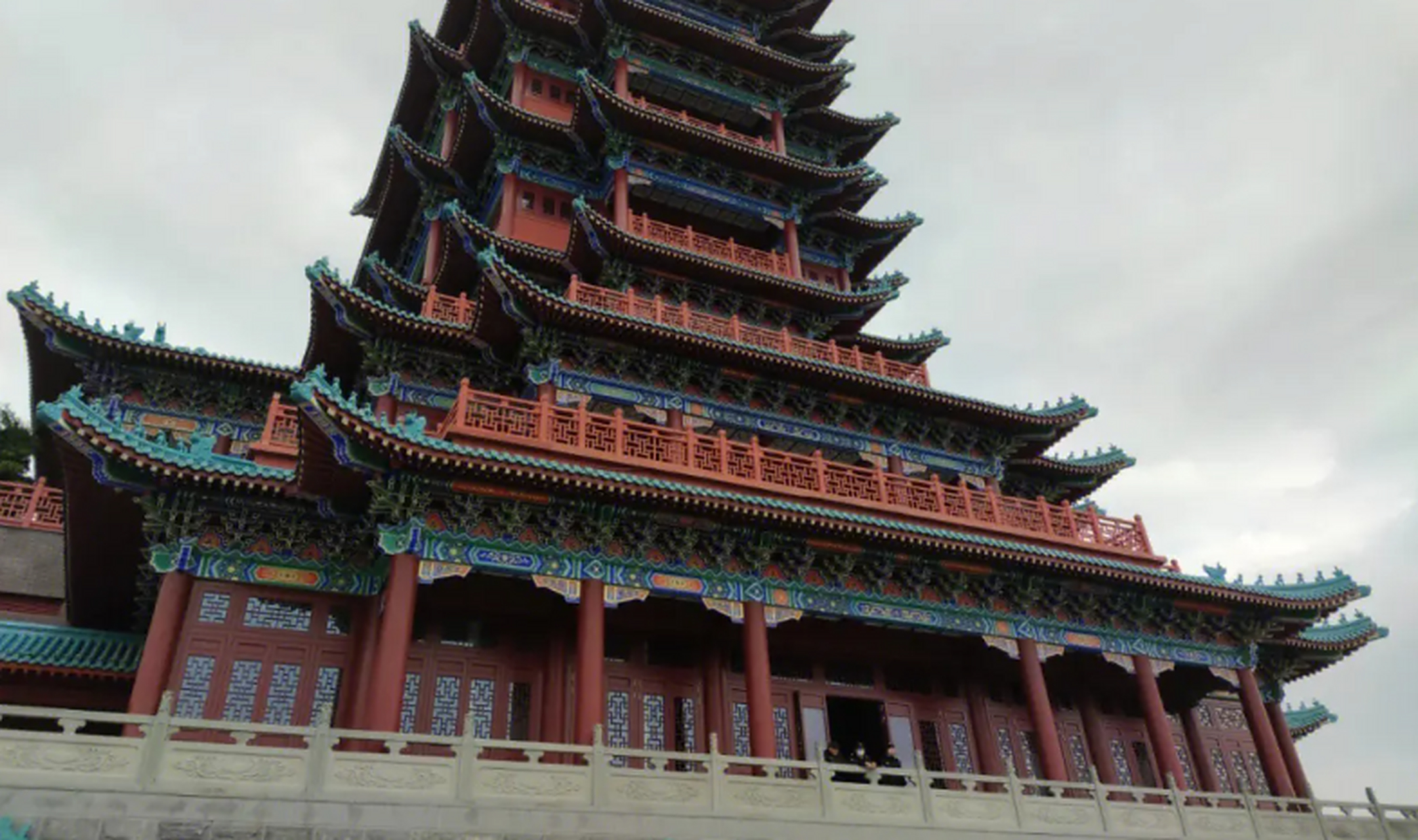 登上信丰阁,俯瞰县城全貌!身处谷山森林公园的怀抱中感受自然的馈赠.