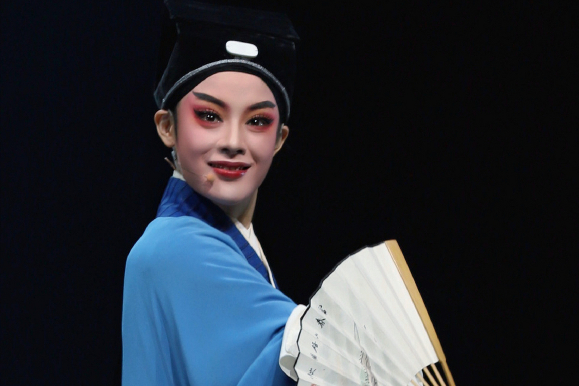 尹桂芳在《谈谈越剧 何文秀>》中分享了对何文秀角色塑造的见解,并