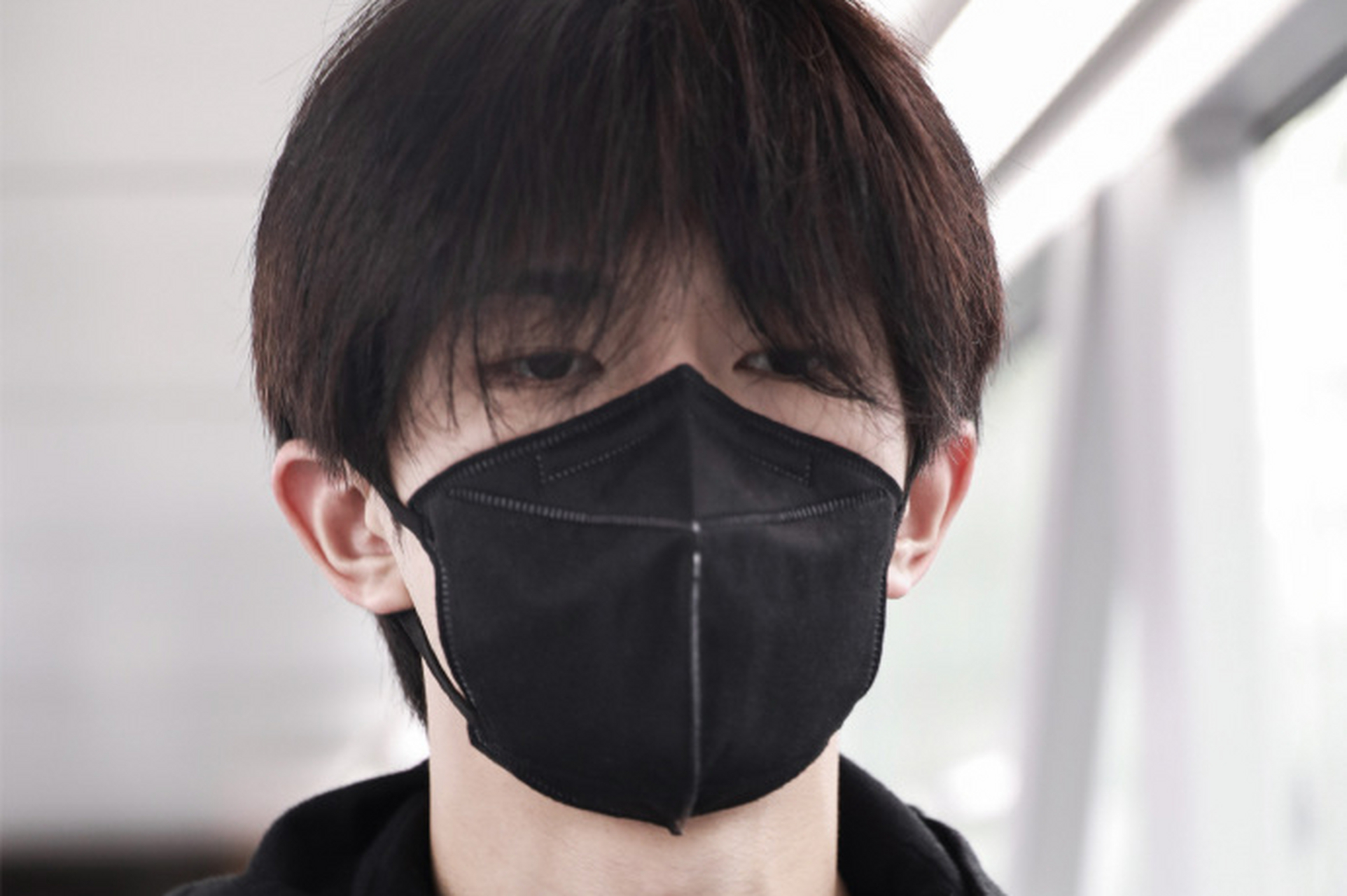 tfboys成员易烊千玺在机场引起轰动,其休闲牛仔装展现潮流风格,受到