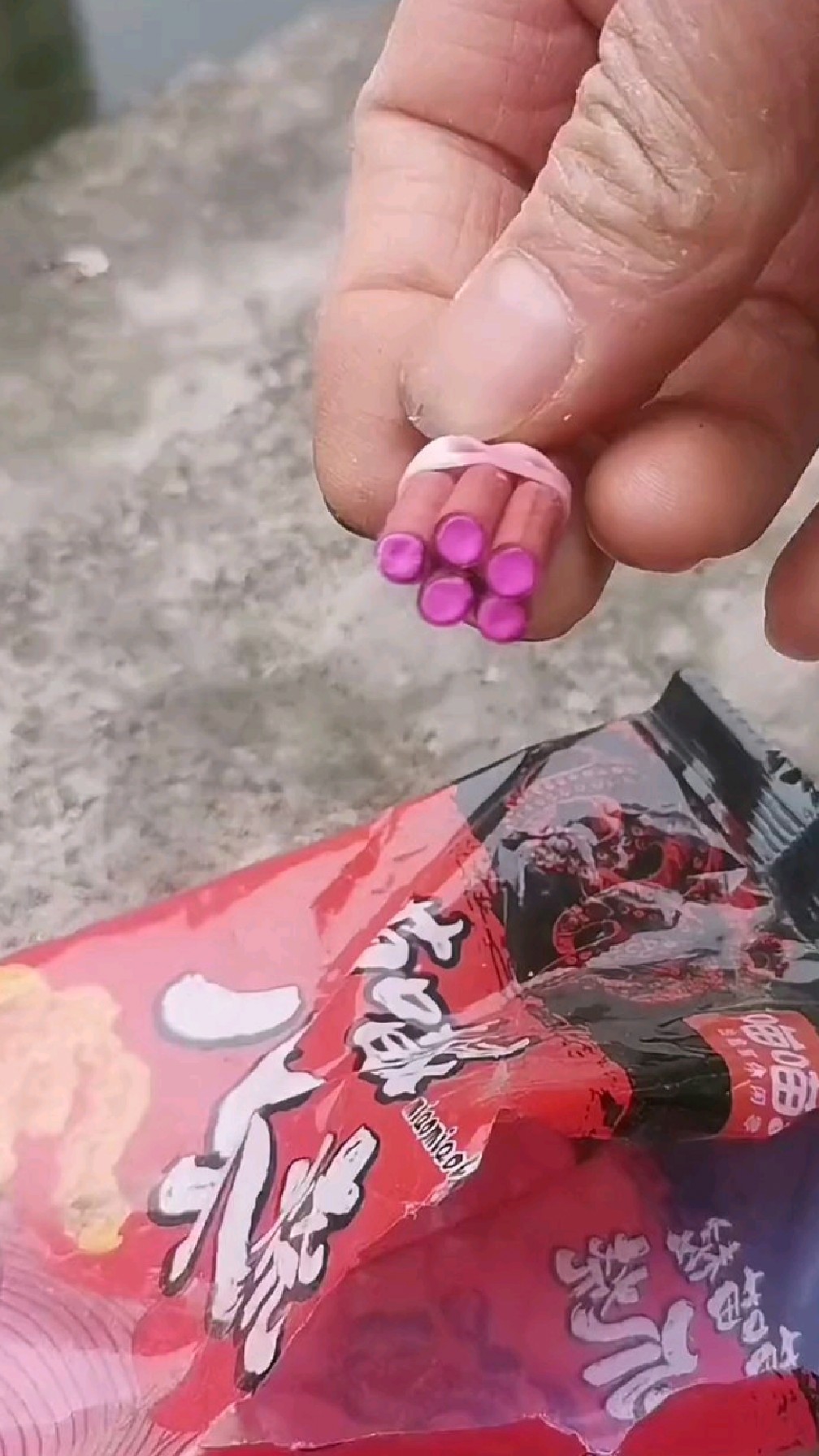 放个黑老大鞭炮,试试五个鞭炮的威力