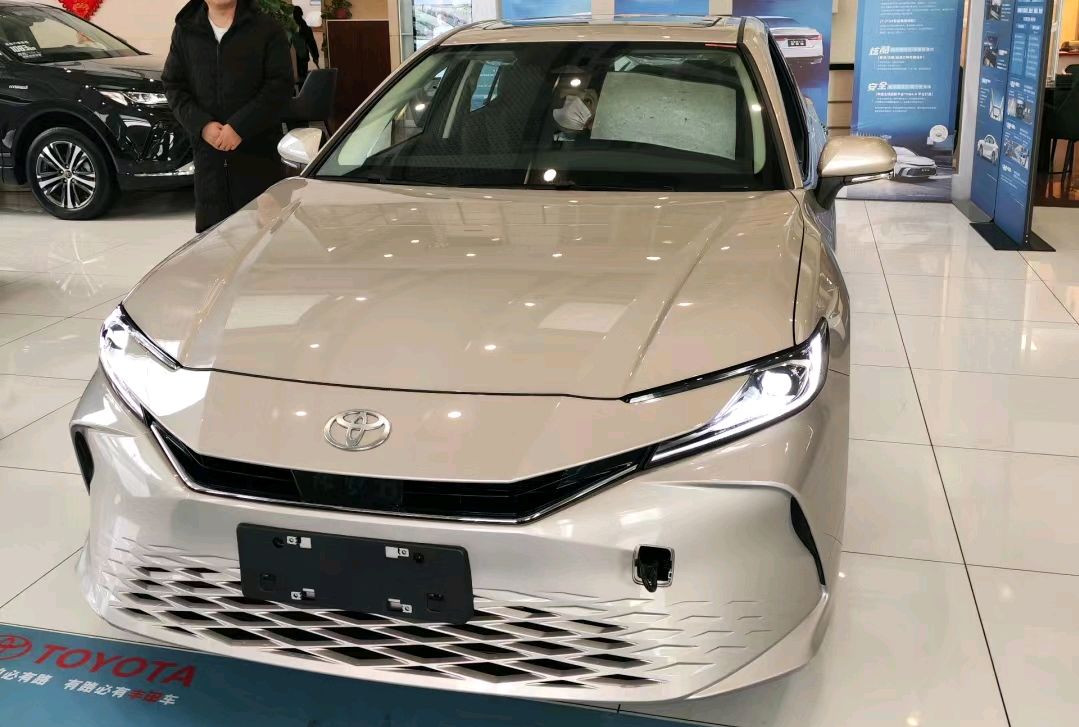 9代丰田凯美瑞:全新香槟金色漆面,演绎都市情怀