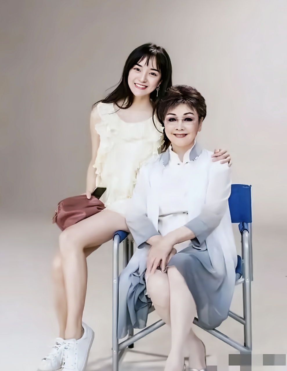 肖一完美地遗传了妈妈的好基因,明目皓齿,非常漂亮,不输女明星,李谷一