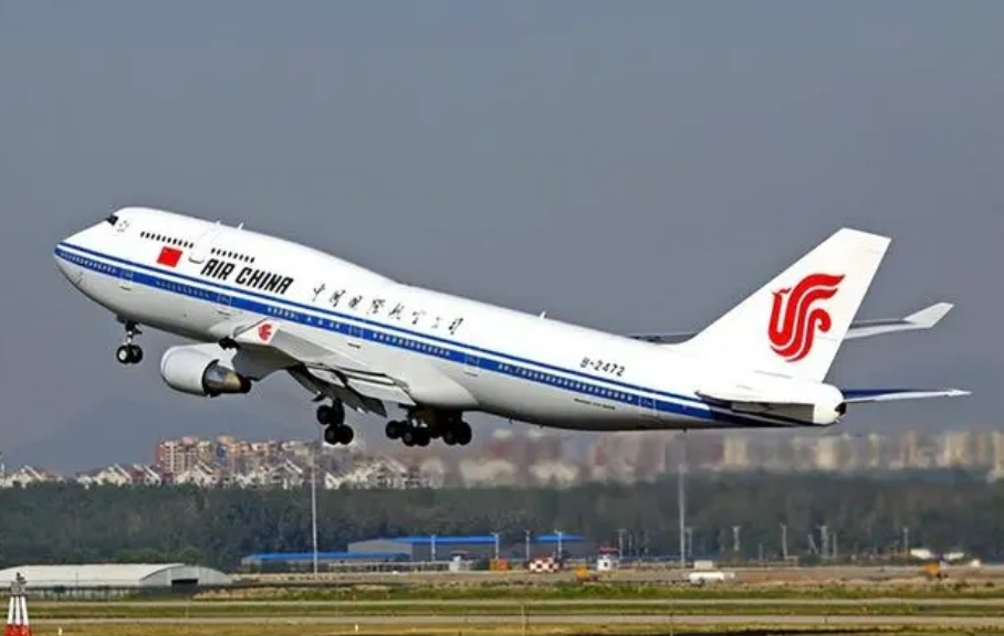 变成了包庇罪犯的帮凶,他连夜把女儿送到机场,安排她去辽宁葫芦岛她男