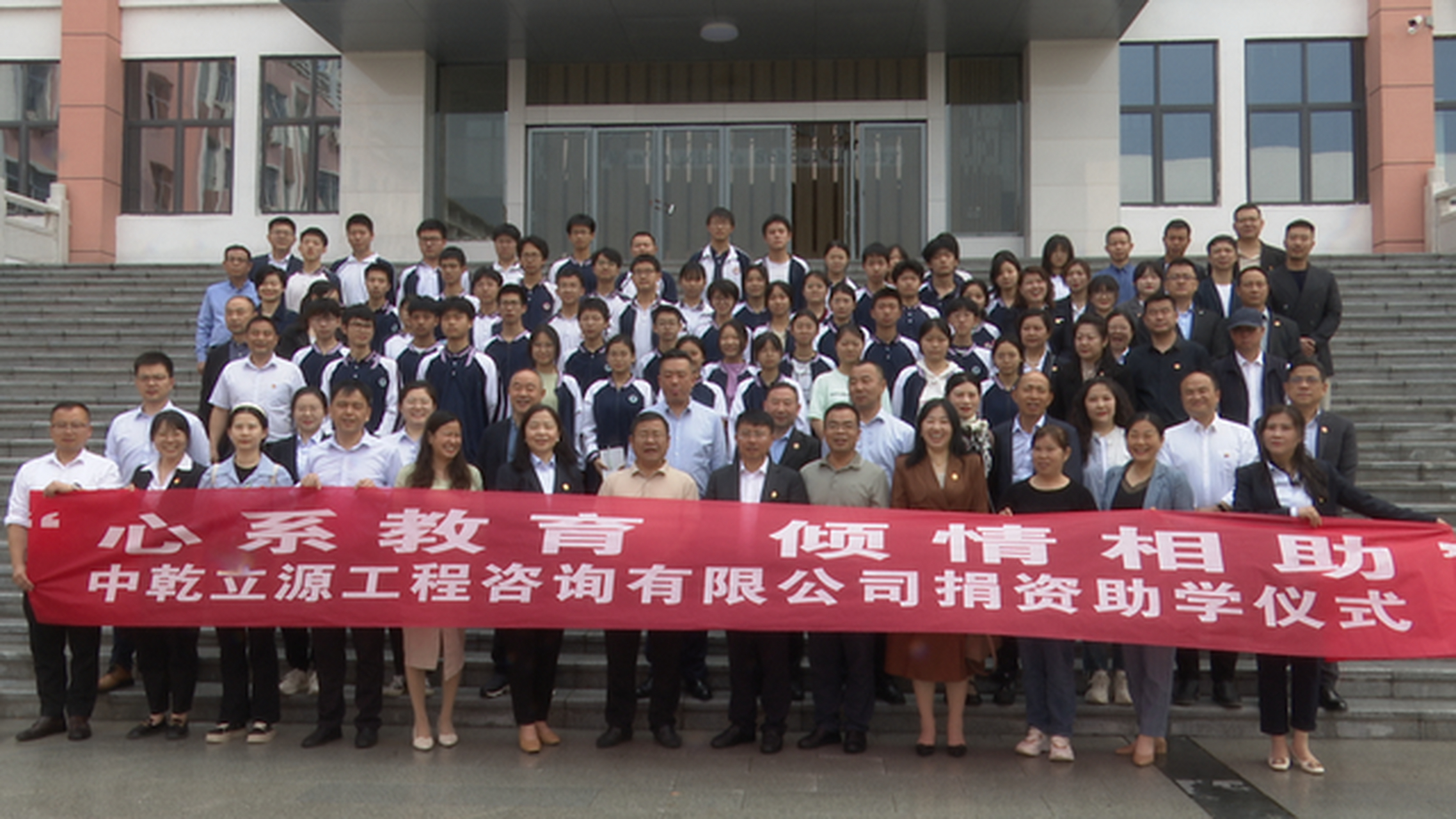 武汉校促会副会长巫世峰博士一行到江西省吉安市万安中学捐资助学