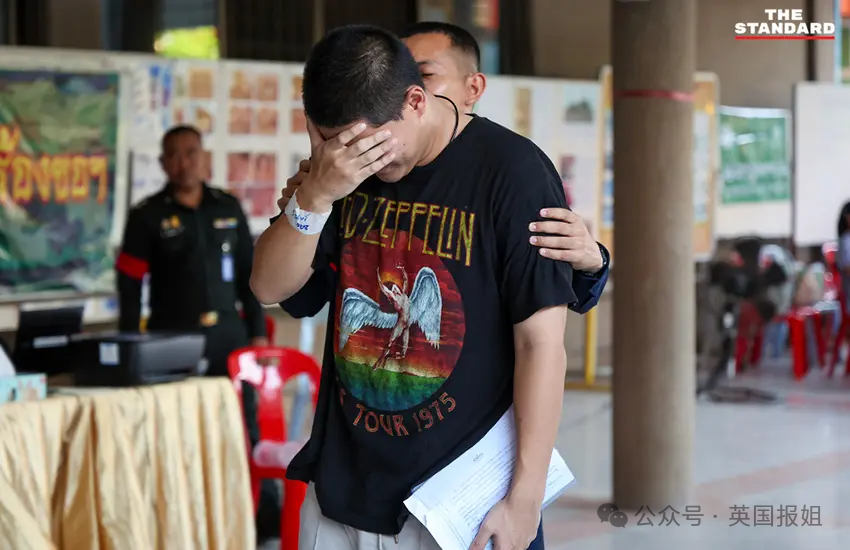 泰国年度征兵太搞笑美艳火辣人妖现身全场羡慕嫉妒恨抽签定命运太刺激