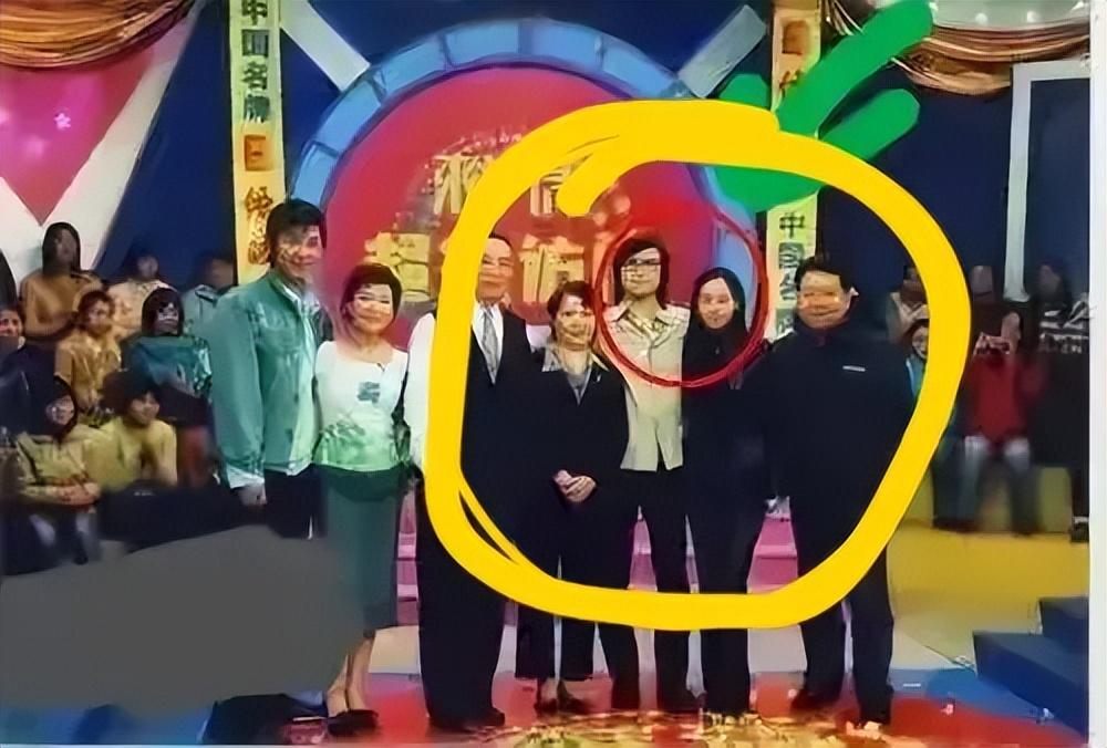 新女友葛荟婕,两人很快热恋,并生下了女儿"小苹果",因为葛荟婕年龄小