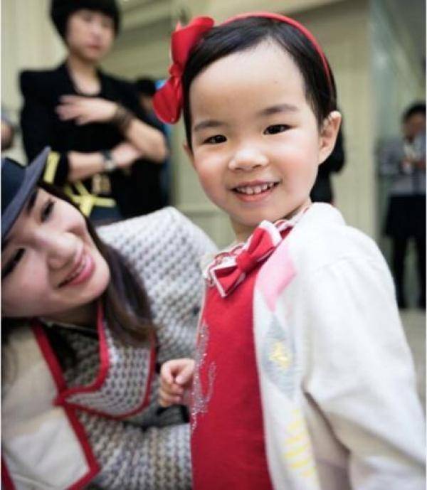 看了蒋勤勤儿子的颜值才知道陈红有多努力在改变遗传基因了