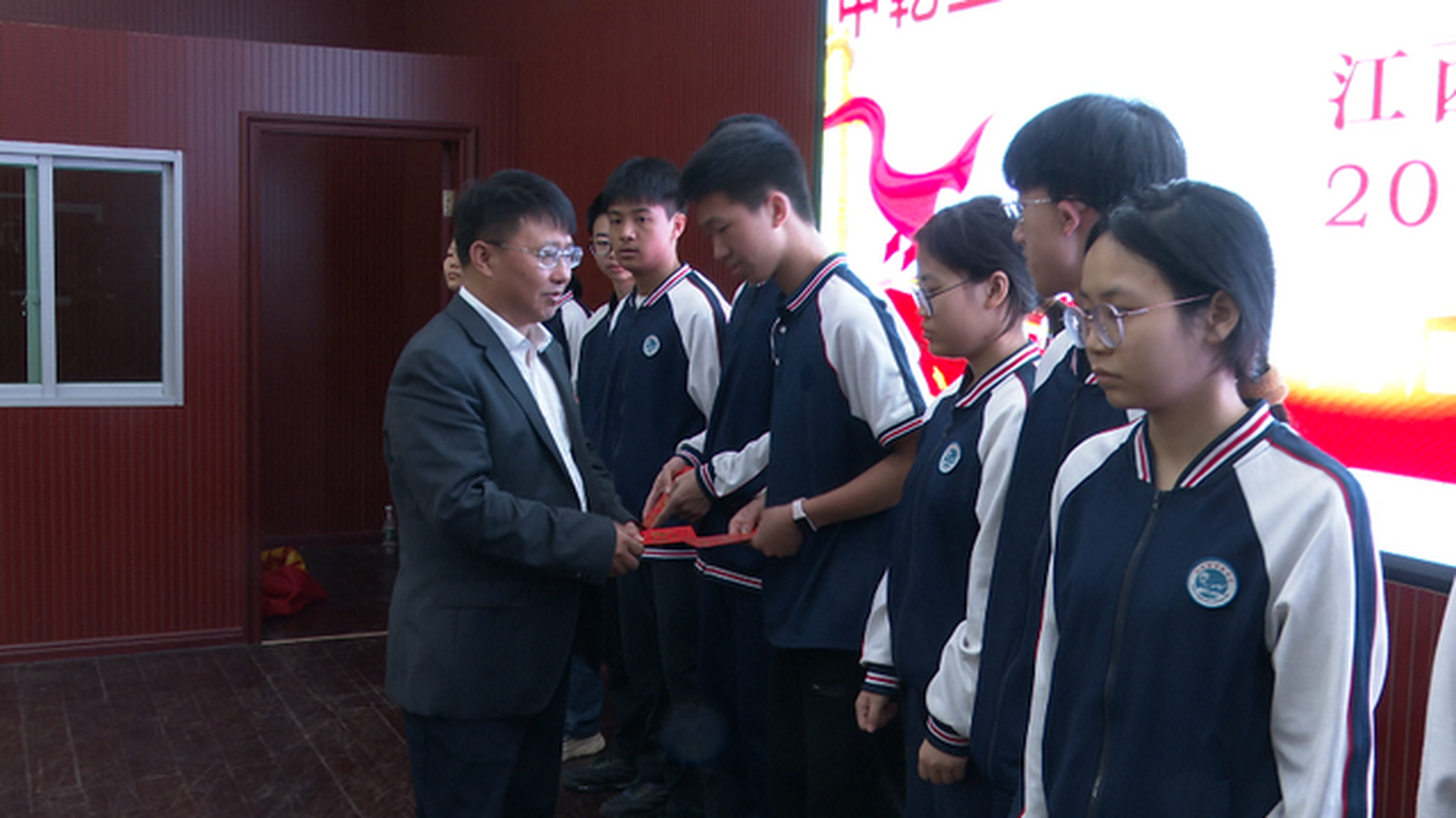 武汉校促会副会长巫世峰博士一行到江西省吉安市万安中学捐资助学