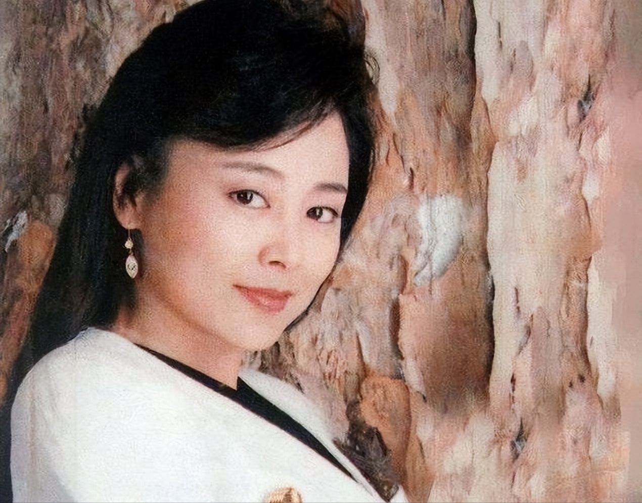 看到67岁赵静老年期打扮才发现女人直面衰老比刻意扮嫩更美