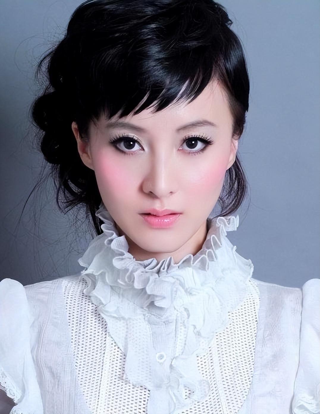 回顾演员徐露嫌丈夫不好看婚后不要孩子今和19岁女儿似姐妹