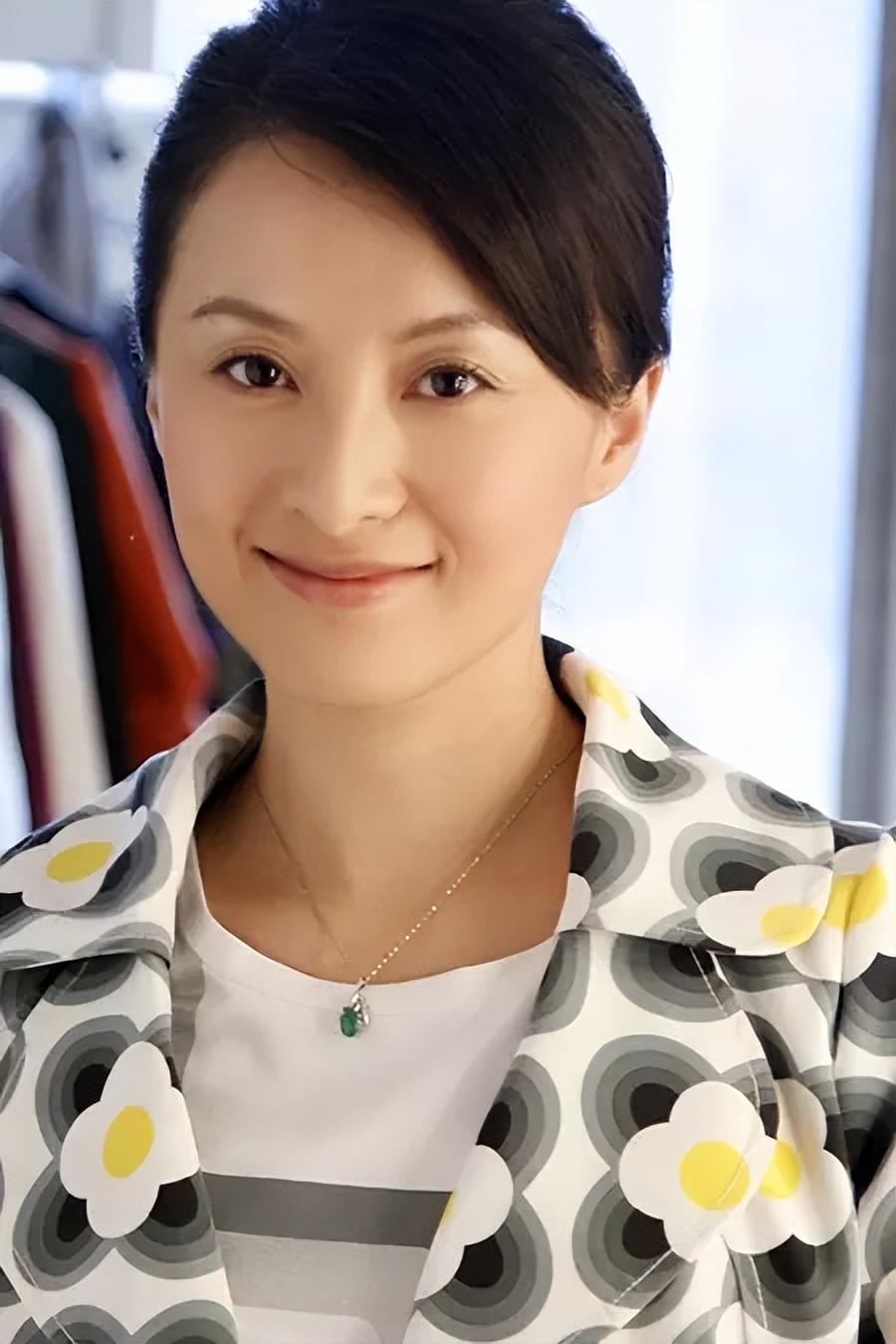 回顾演员徐露嫌丈夫不好看婚后不要孩子今和19岁女儿似姐妹