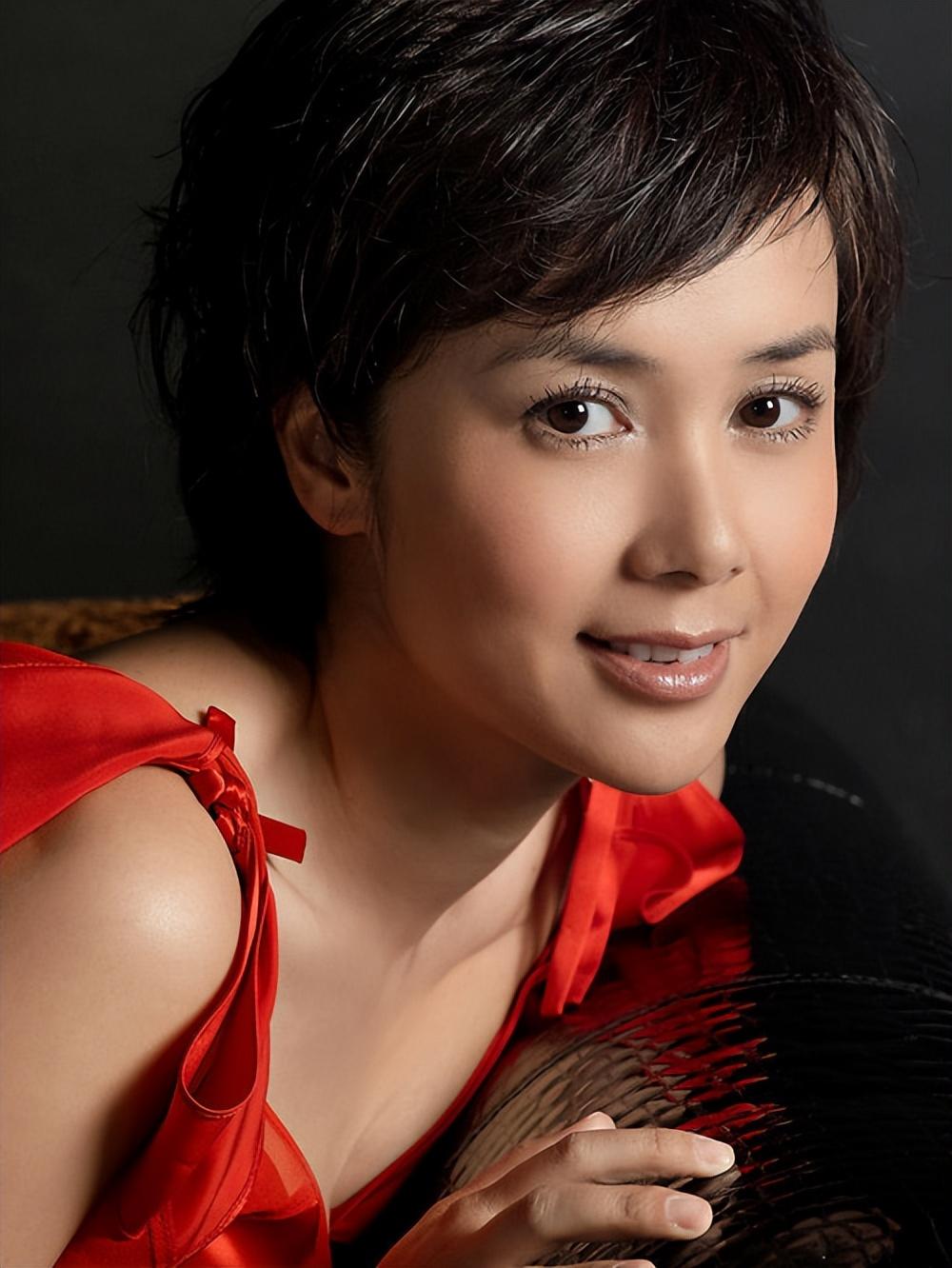 2003年,蒋雯丽抱着一岁的儿子冲到片场,当众打了张静初一耳光