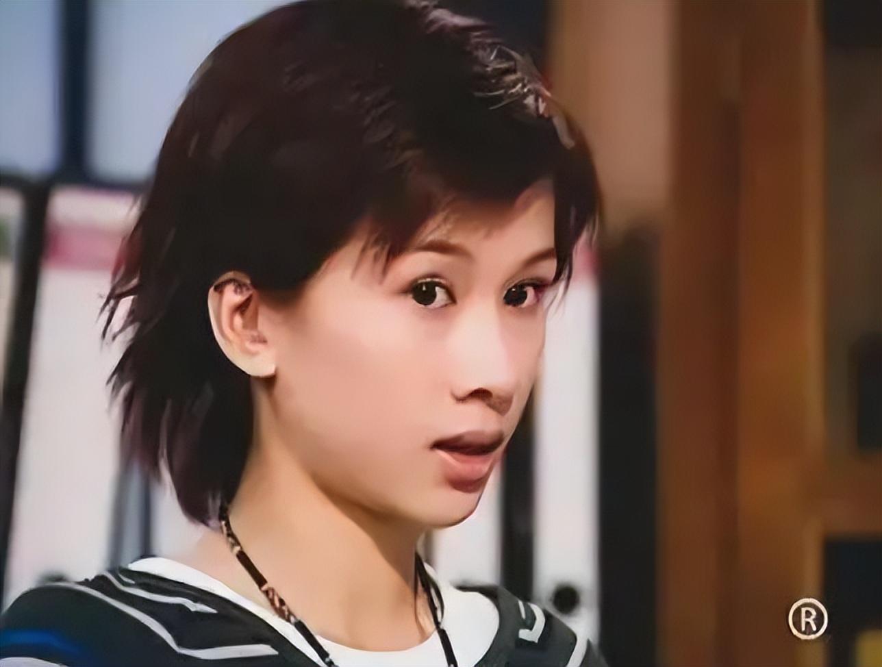 她是典型的精灵可爱型美女,和内地的王子文很像,清纯中透着甜美,柔弱
