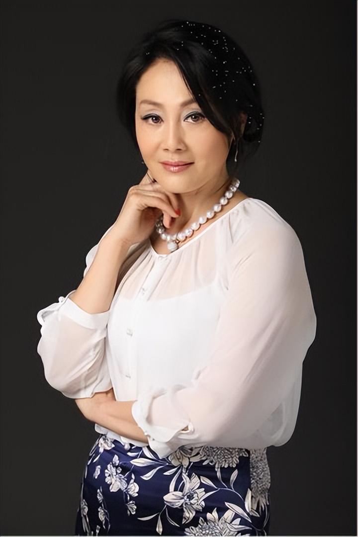 王姬儿子低智自己被骗让女儿上交10年工资61岁的她如今怎样