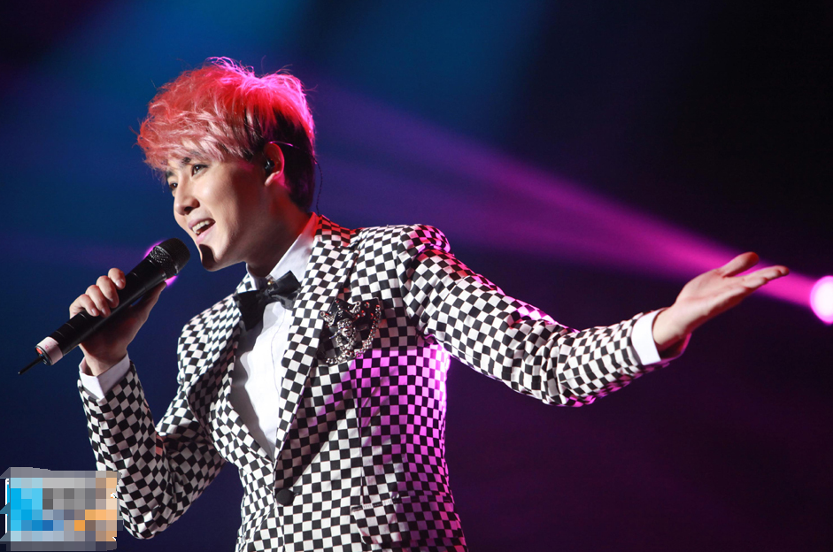 因模仿了阿杜唱歌而夺得了冠军.