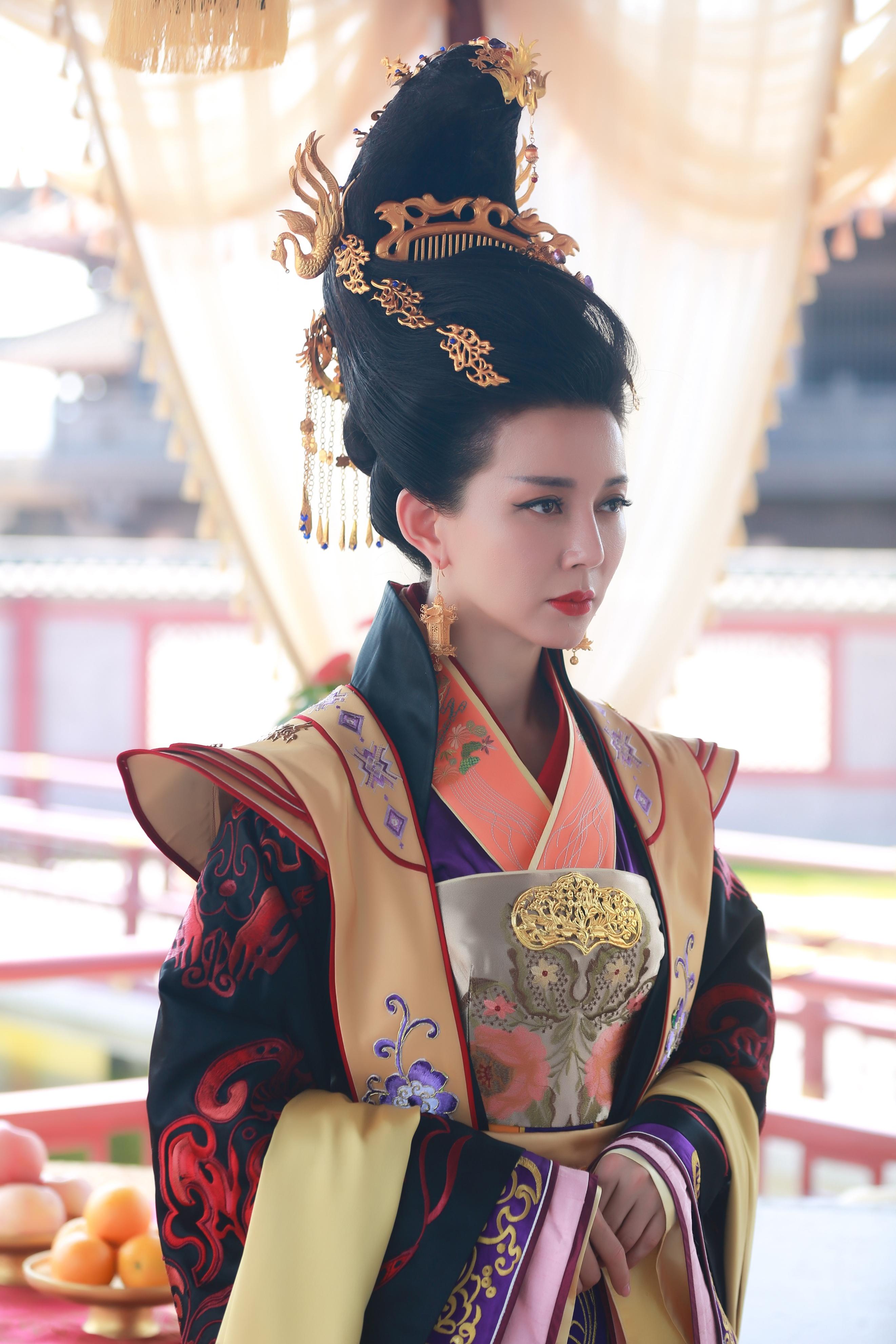 戏子误国后唐李存勖灭梁后经常涂脂抹粉扮成戏子登台唱戏