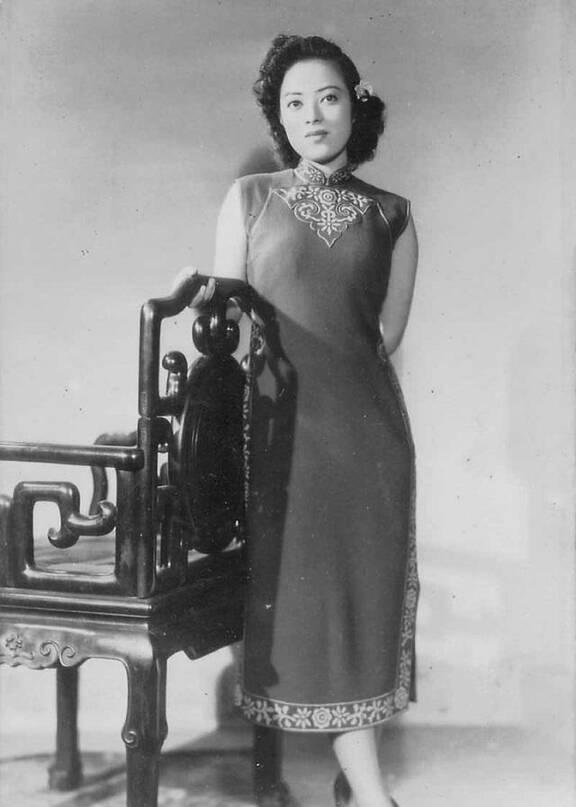 45年,女汉奸李香兰被逮捕后,解开了上衣纽扣,法院:无罪释放!