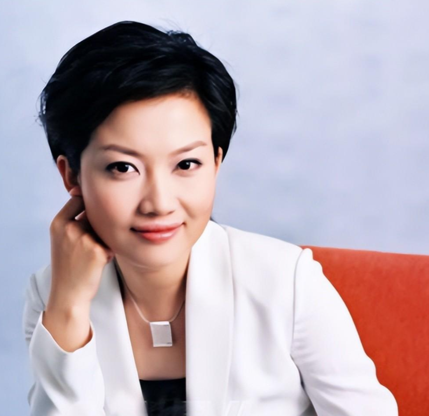 央视主持人王端端曾因直播时落泪引争议嫁同行丈夫幸福美满