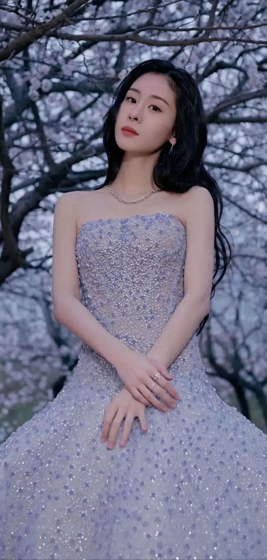 随着张碧晨宣布生子消息的尘埃落定,人们不禁对她和华晨宇之间的关系