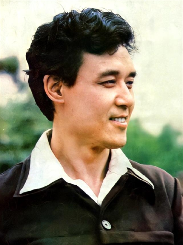 著名演员达式常不买车不开车83岁依旧坚持上班一生挚爱一人