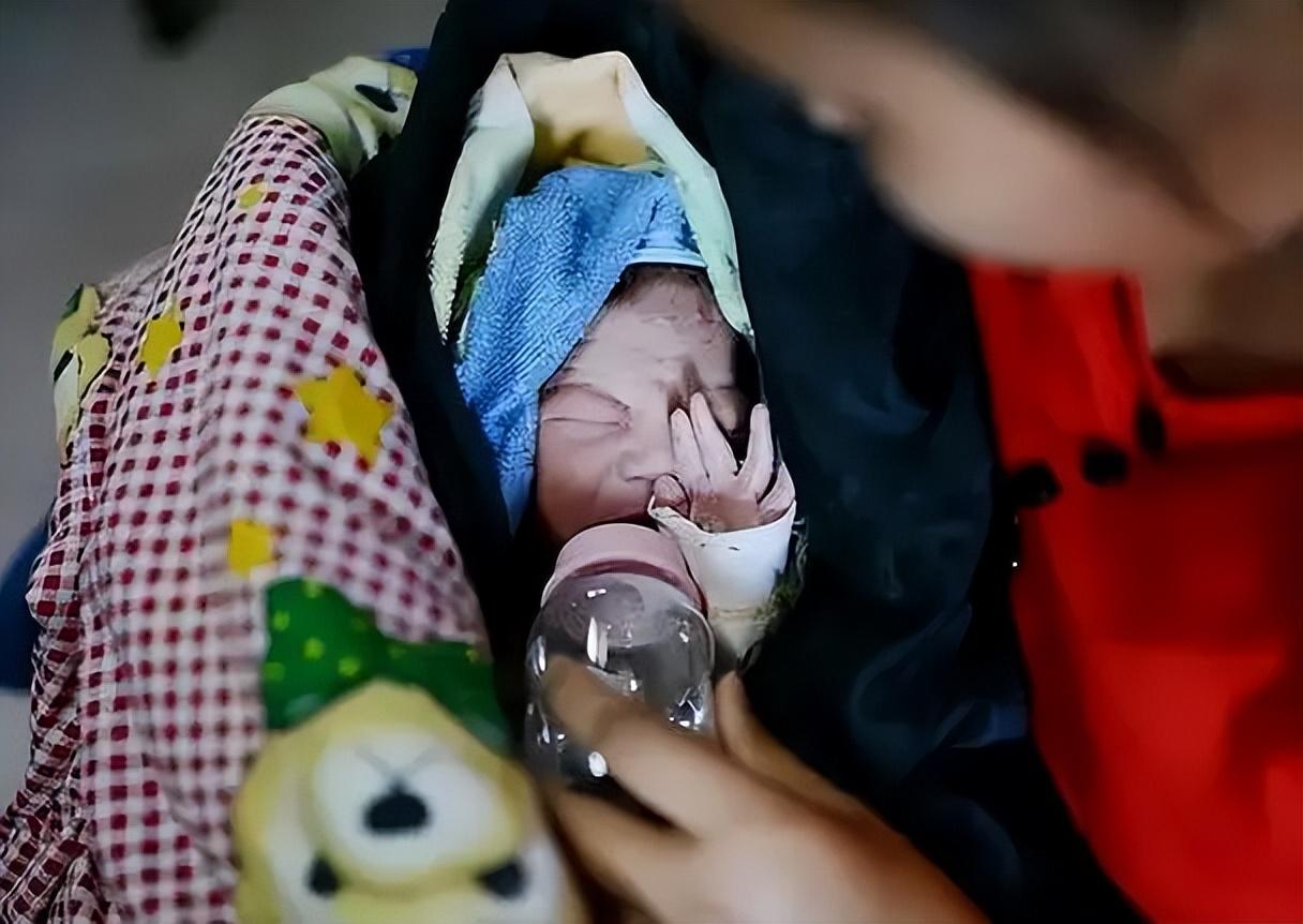 回顾安徽40岁光棍养弃婴装一车土仅赚3元多年后女儿反哺报恩