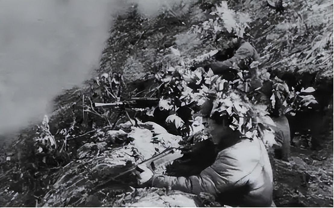 1950年一排长抗命放跑美坦全排0损失首长还授他特等功