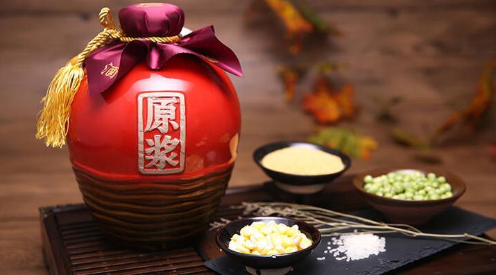 为什么有些白酒饮用后会口干,上头?