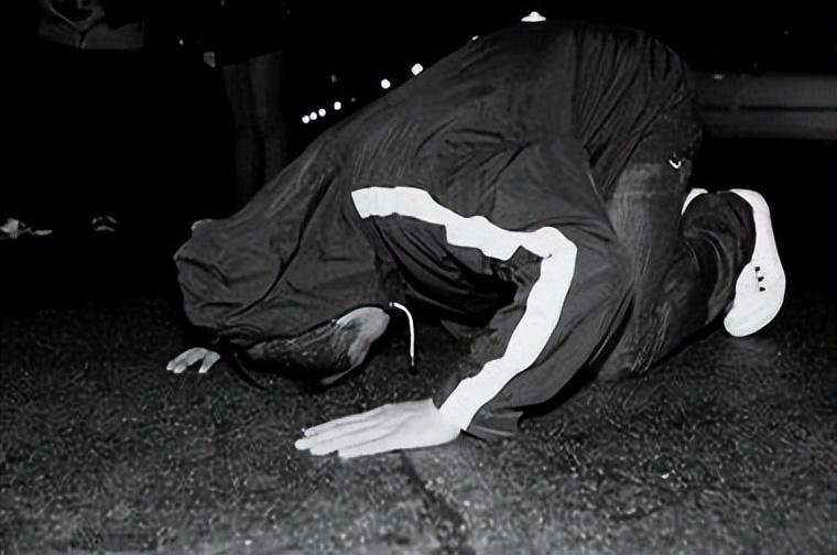 12年深夜女孩遭入室抢劫劫匪得手后下跪磕头警方调查发现隐情