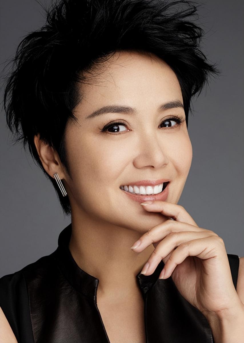 2003年,蒋雯丽抱着一岁的儿子冲到片场,当众打了张静初一耳光