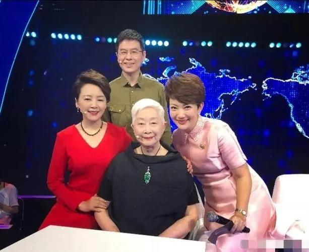 央视主持人王端端曾因直播时落泪引争议嫁同行丈夫幸福美满