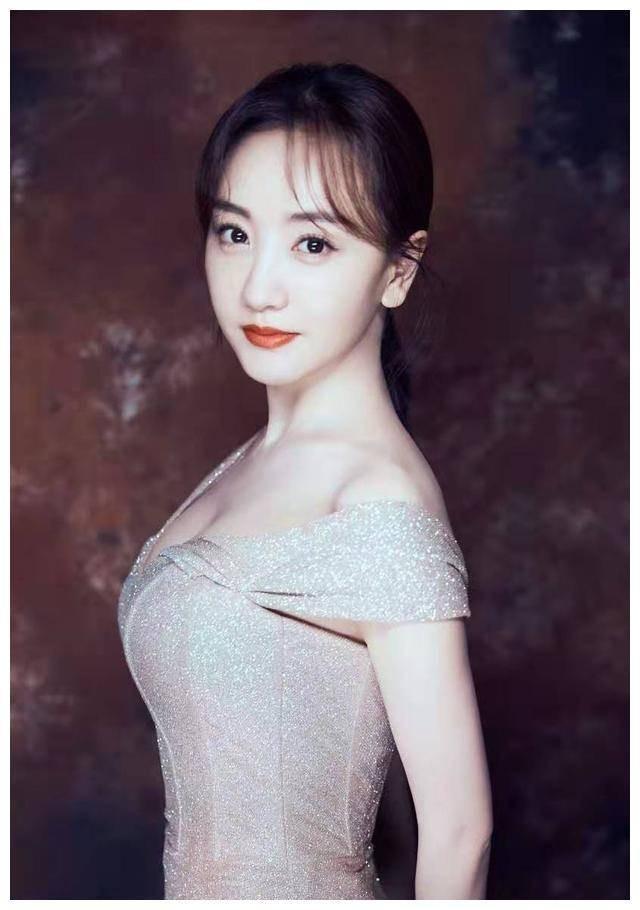 杨蓉绝美时刻身高不够身材来凑内娱最美性感花瓶