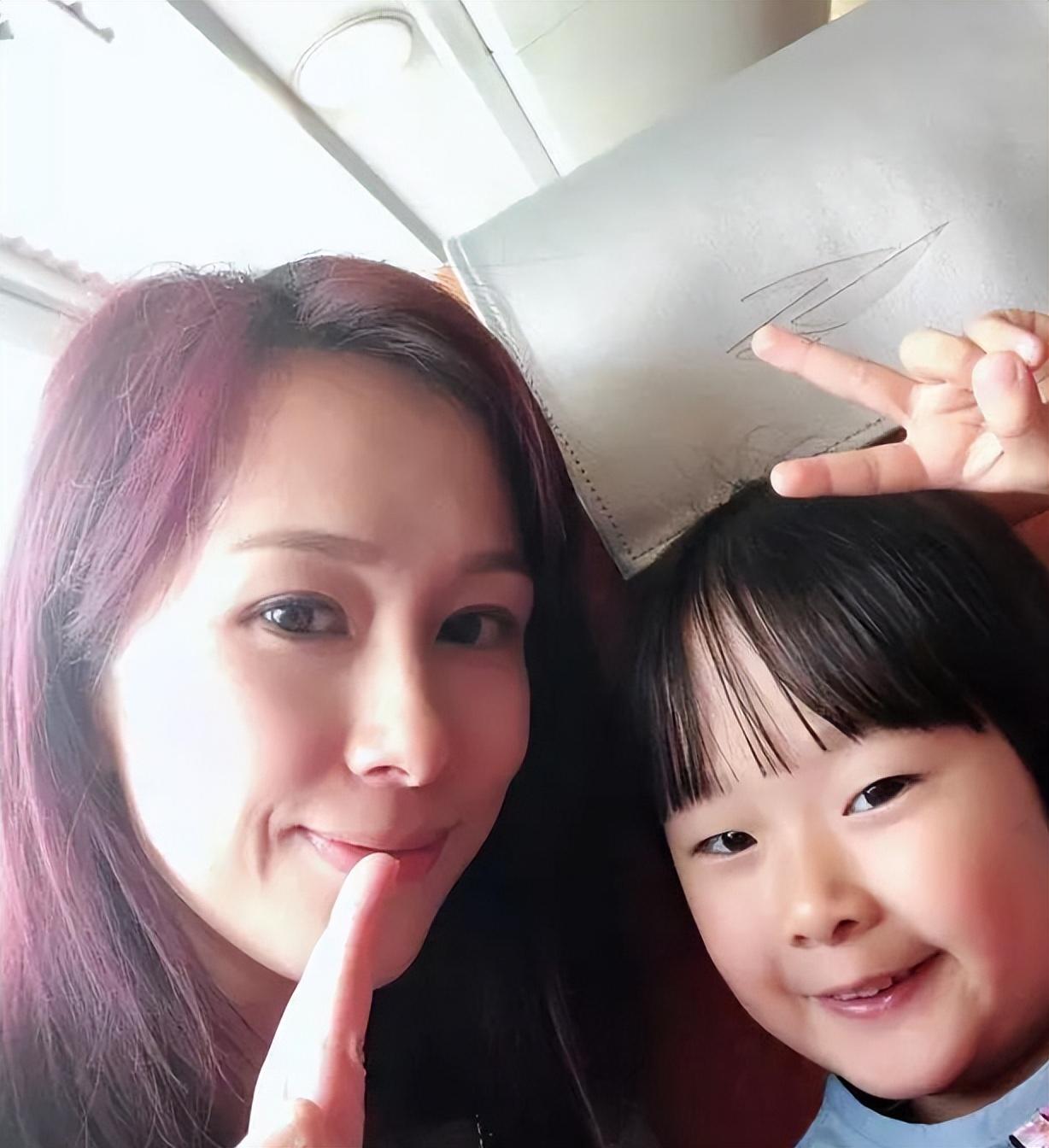 她是典型的精灵可爱型美女,和内地的王子文很像,清纯中透着甜美,柔弱