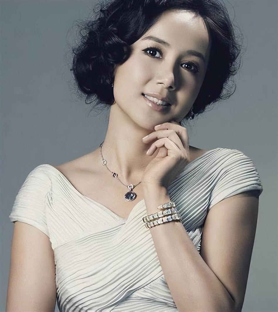 2003年,蒋雯丽抱着一岁的儿子冲到片场,当众打了张静初一耳光