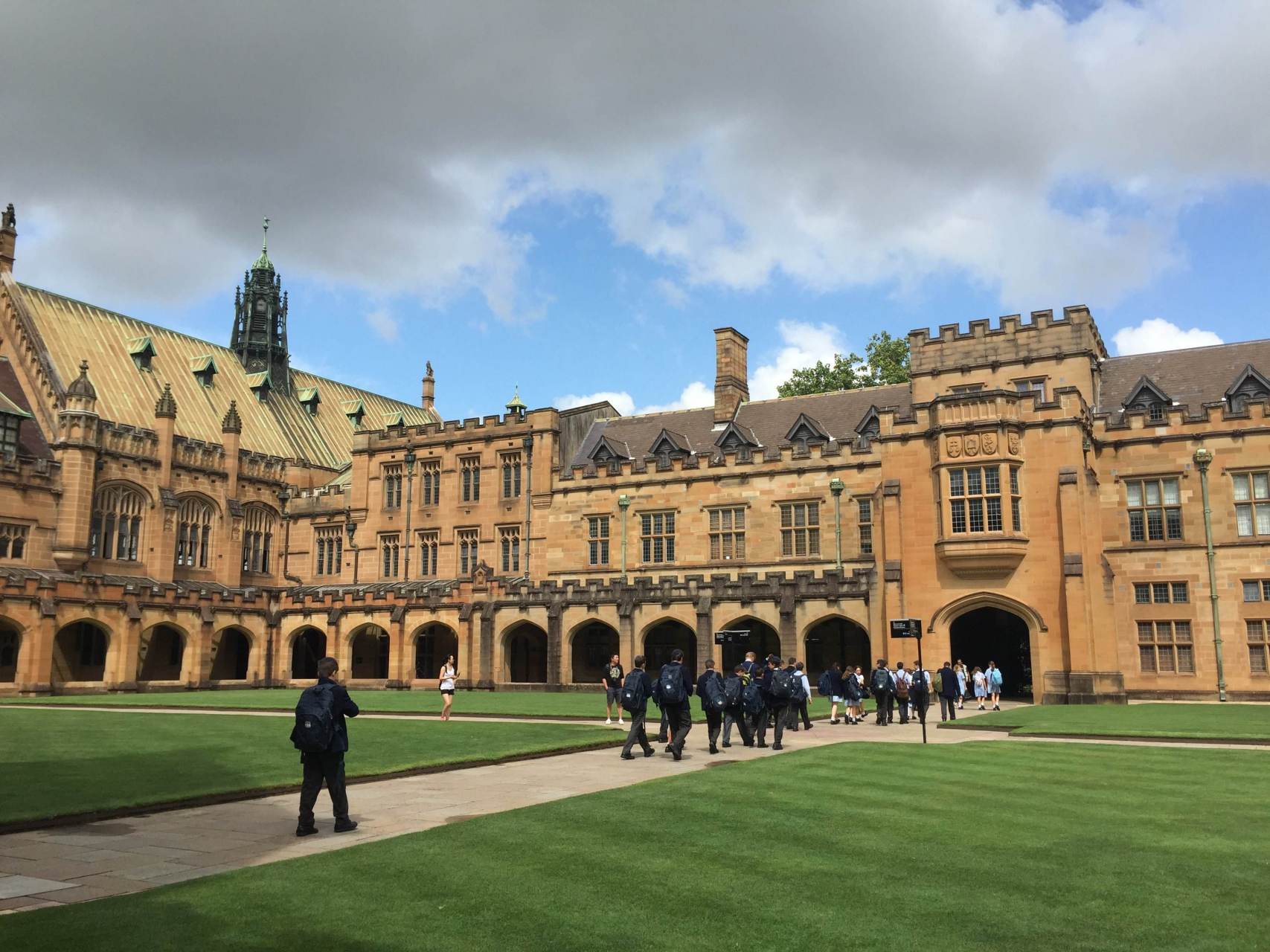 澳大利亚留学申请需满足不同院校的gpa,雅思成绩和申请时间要求.