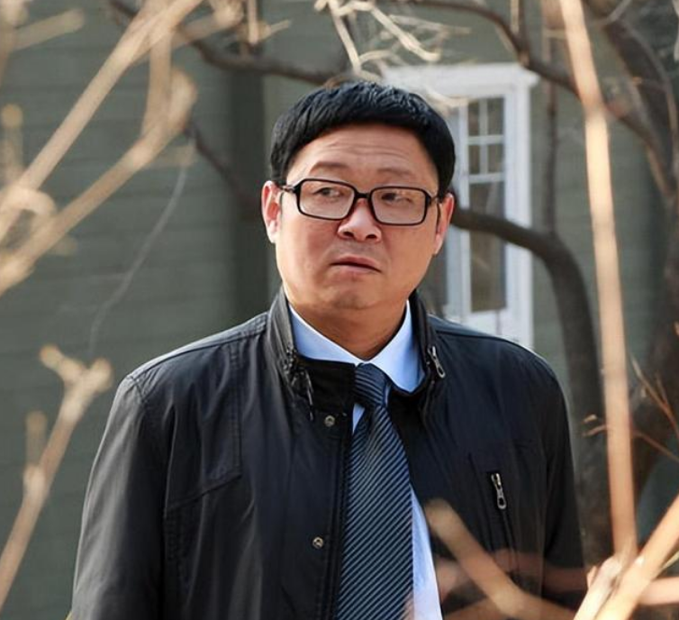 看了演员赵亮退圈当慈善鸡王操作才知道他是真正人间清醒