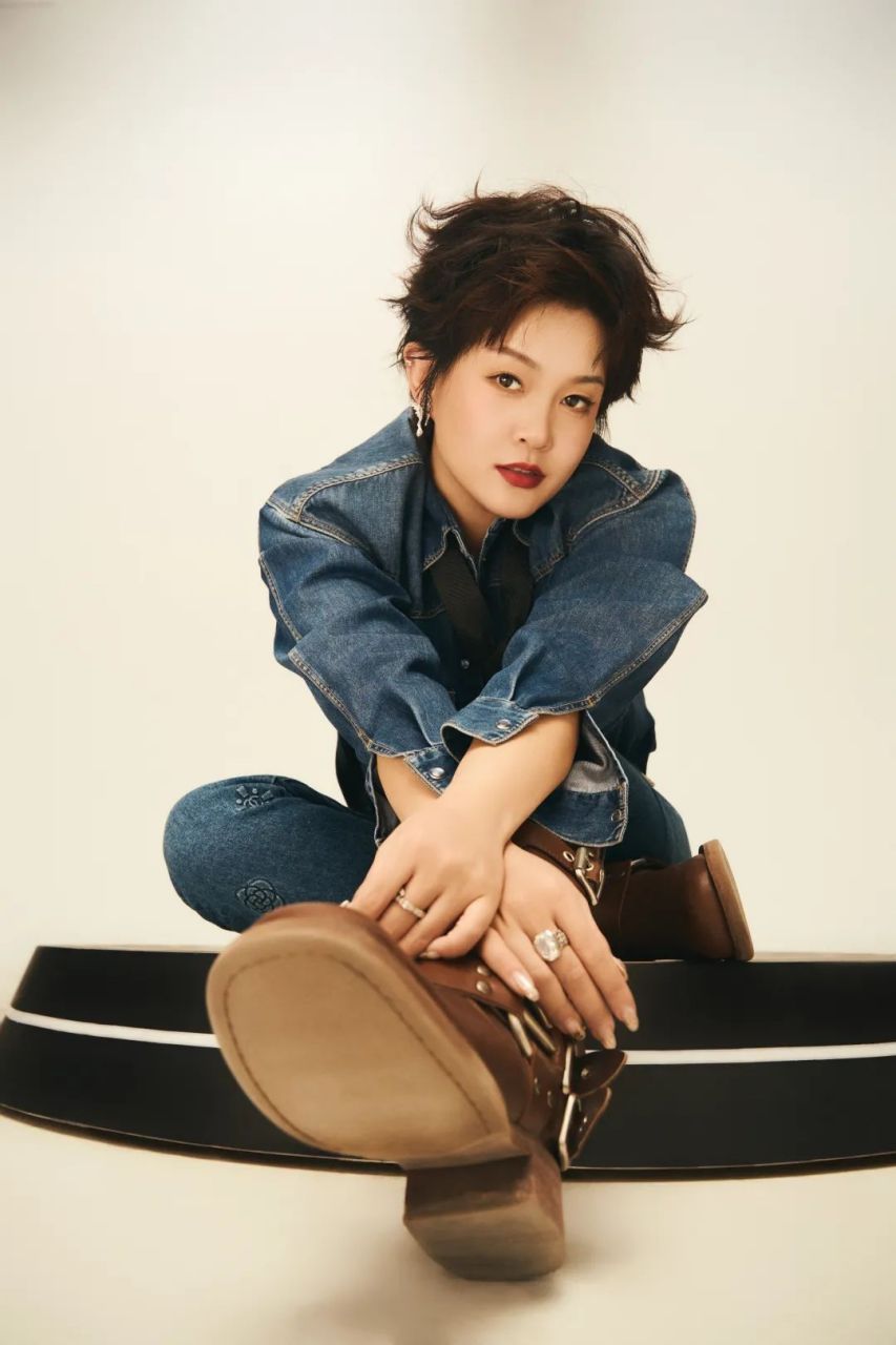 王晓娟是实力派流行女歌手和媒体人,曾获央视《星光大道》周,月冠军