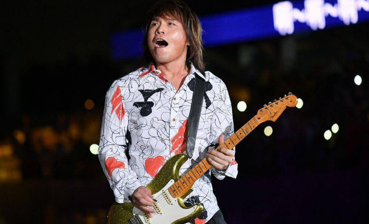 五月天的贝斯手玛莎不止一次的说,"看伍佰的演出,才知道我们距离出道