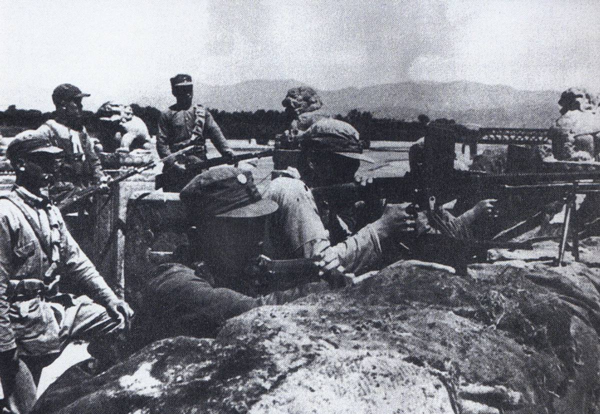 他们分别是洪振海,王志生,曹德清,他们是枣庄一带的铁道,煤矿工人