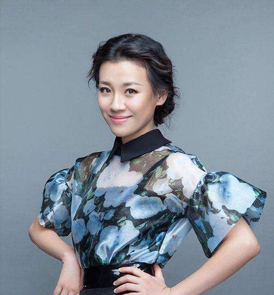 她的老公则成了支持她打拼事业的男人,家里家外照顾老人孩子,一家三口