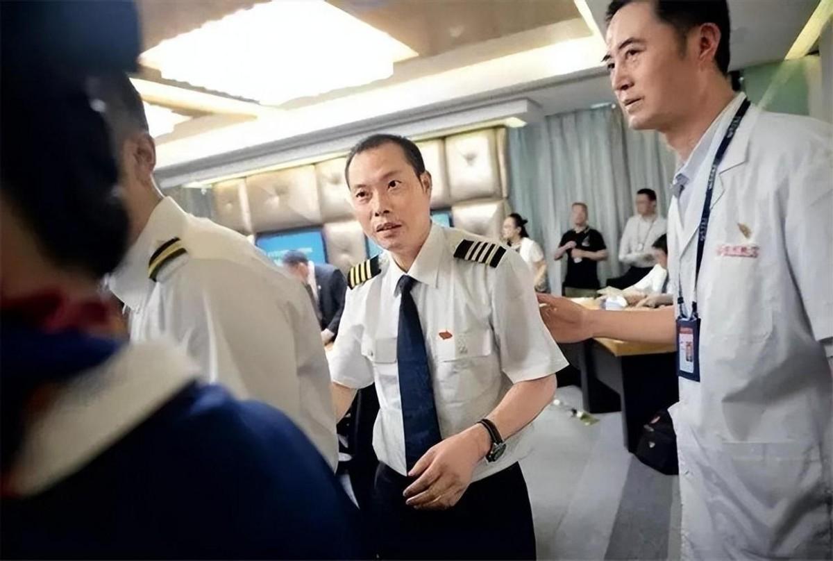 回顾中国机长刘传健34分钟救128人着陆后为何半年没复飞