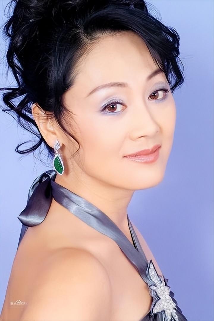 王姬儿子低智自己被骗让女儿上交10年工资61岁的她如今怎样