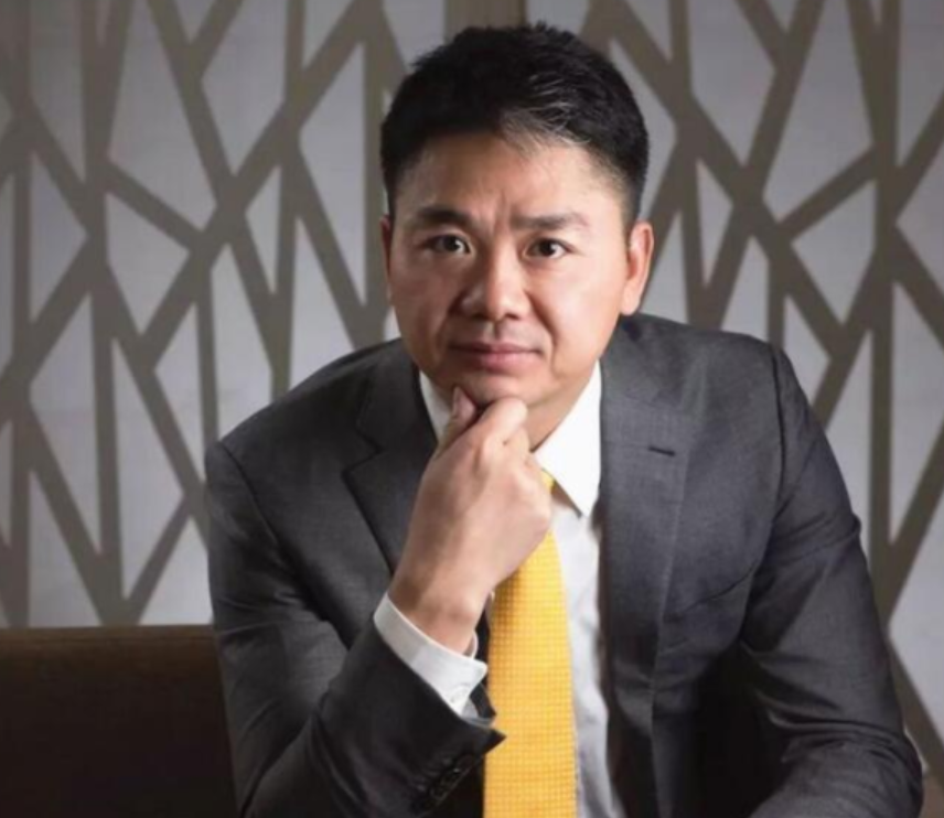 两人离婚后,刘强东的大儿子一直生活在龚小京身边,与父亲的关系日渐