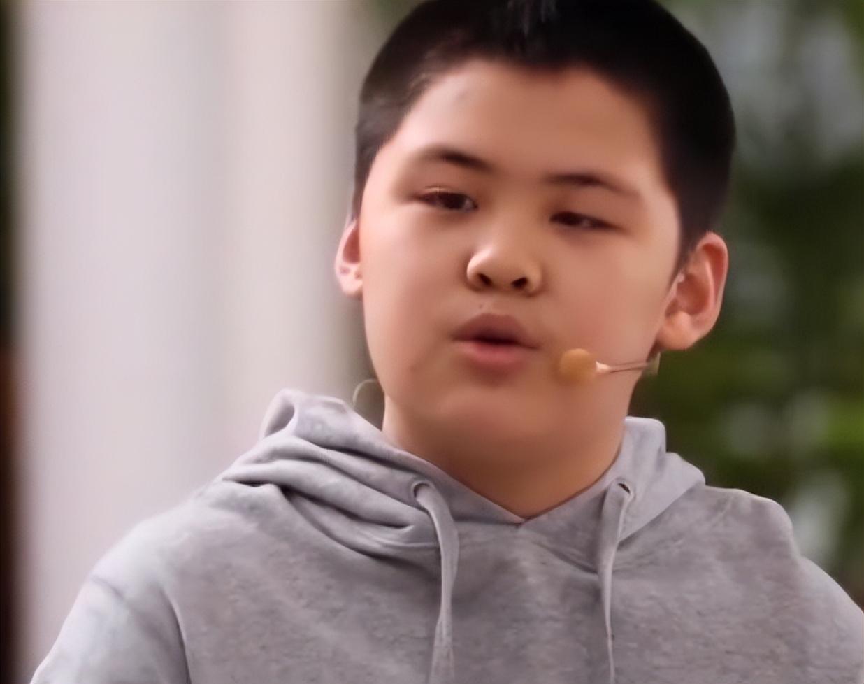 在六月,陈建斌给儿子举办了一场生日宴会,众多亲朋好友汇聚在一起