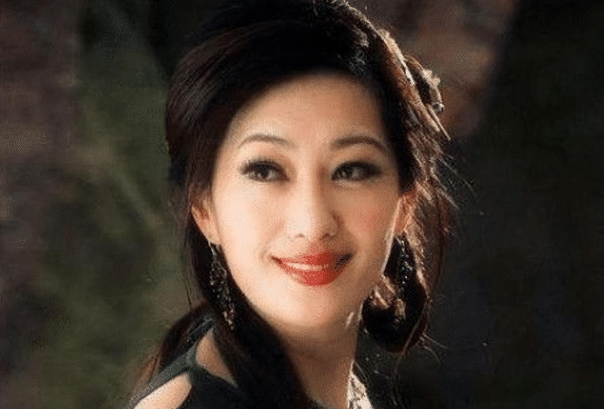 她凭借身材在大陆捞金翻脸吐槽内地脏乱差如今嫁入豪门当富太