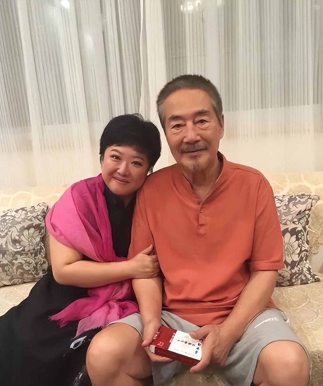 他二姐在县里学习教音乐,杜雨露有时候就会去学校玩耍,顺便听姐姐上课