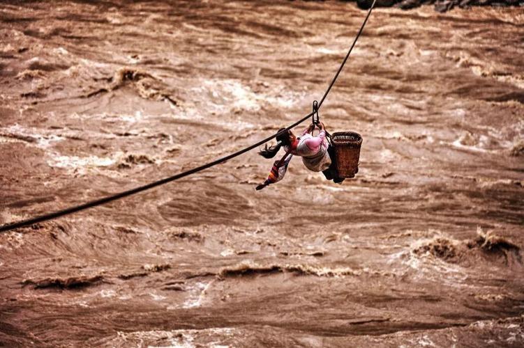 回顾溜索女孩8岁独自飞渡怒江的她16年后的选择让所有人意外